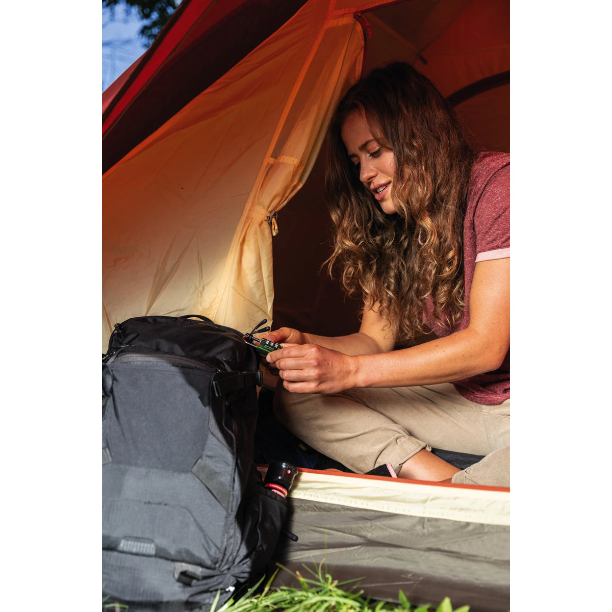 Abus Aluminium Zahlenschloss 145 – Detail der Anwendung am Rucksack