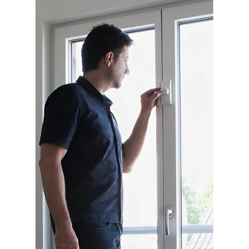 Abus Fenstersicherung mit Zahlenschloss FTS106 Weiss montiert