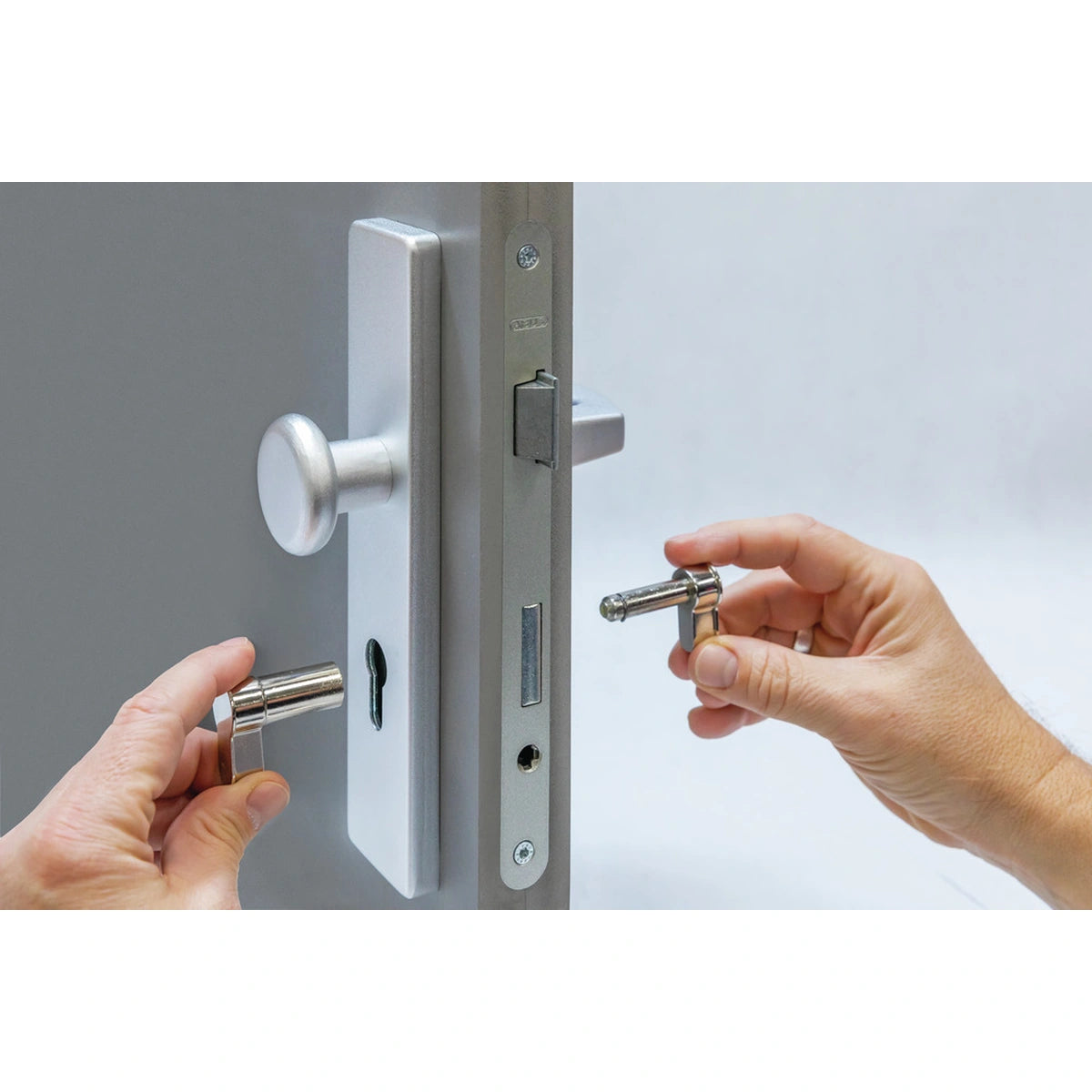 Abus Blindzylinder BlindFlex N – Montage an einer Tür mit PZ-Lochung